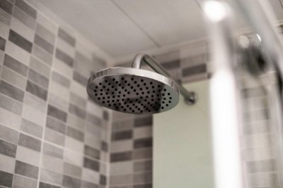 Dagelijks douchen is slechter voor je huid dan je denkt